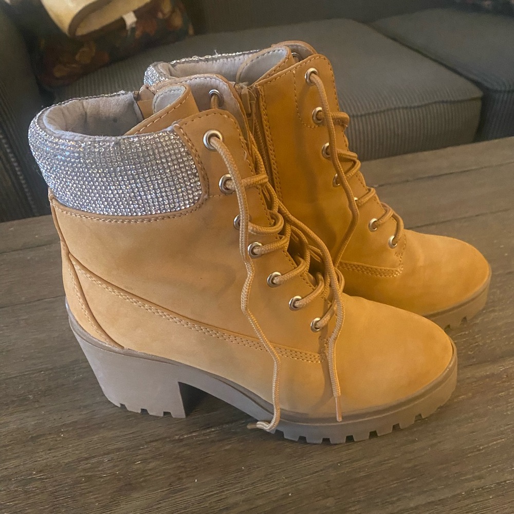Stylish Tan Lace-Up Boots with Chunky Heel